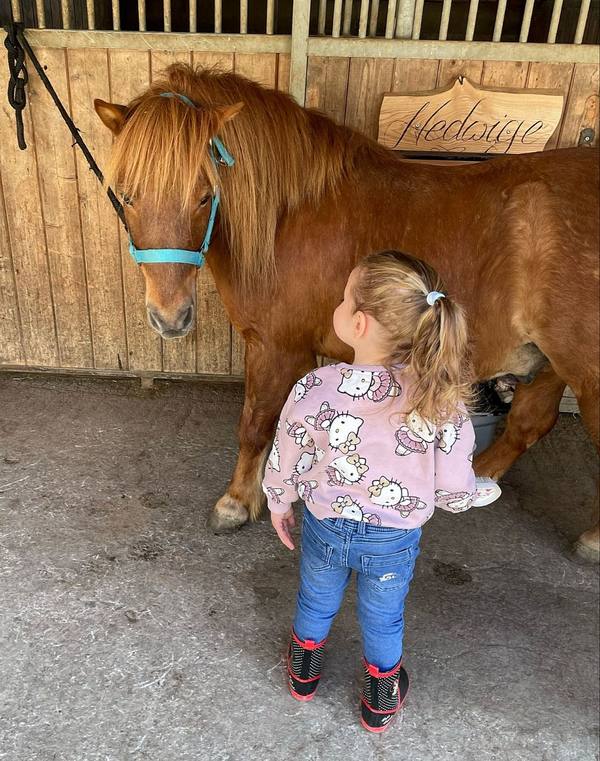 Enfant avec poney Hedwige